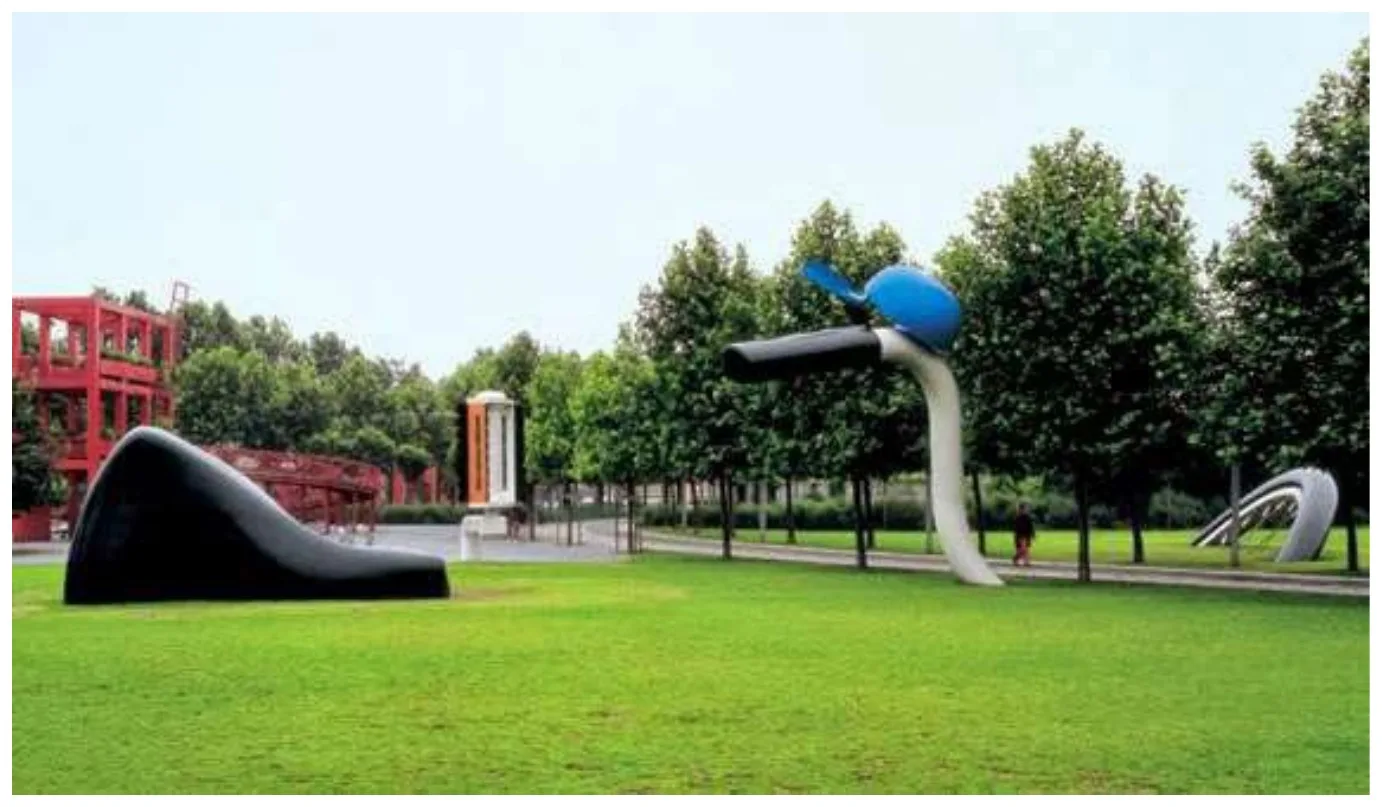 Claes Oldenburg (1929-2022) et Coosje van Bruggen (1942-2009), *Bicyclette ensevelie*, œuvre installée en novembre 1990 au Parc de la Villette, Paris ; acier, aluminium, plastique renforcé par des fibres, peinture émail de polyuréthane ; quatre éléments de dimensions variables, 46 × 21,7 m (roue : 2,8 × 16,3 × 3,2 m ; guidon et sonnette : 7,2 × 6,2 × 4,7 m ; selle : 3,5 × 7,2 × 4,1 m ; pédale : 5,0 × 6,1 × 2,1 m).