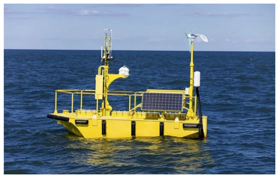 photographie d'une bouée météo-océanographique équipée notamment d'un panneau solaire (Source : anfr.fr).