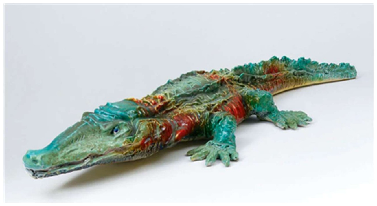 Lucio Fontana (1899-1968), *Cocodrillo* (Crocodile), 1936-1937, terre cuite vernissée et peinte (vert, rouge et jaune), 18 × 130 × 42 cm ; galerie Karsten Greve, St. Moritz, Suisse.