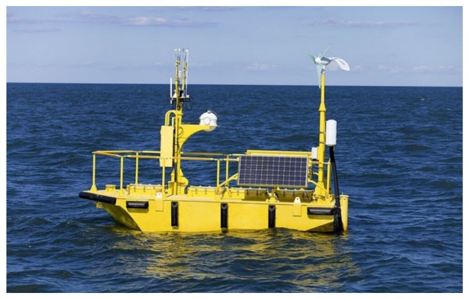 photographie d'une bouée météo-océanographique équipée notamment d'un panneau solaire (Source : anfr.fr).